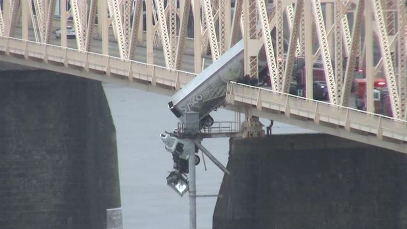 聯結車懸掛橋邊　消防員空中垂降救出駕駛