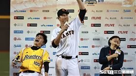 讀賣巨人、中信兄弟台灣試合，讀賣巨人一壘手秋廣優人拿下打者MVP後訪問四度高喊「我愛台灣」。（圖／記者劉彥池攝影）