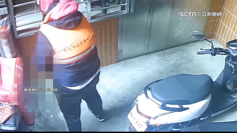外送員屋外便溺　身穿「新北環保局背心」