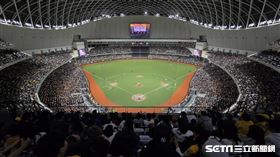 讀賣巨人、中信兄弟台灣試合，台北大巨蛋湧進滿場37890人。（圖／記者劉彥池攝影）