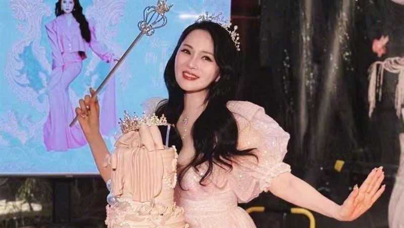 伊能靜爆辣公主裝慶生！被酸阿姨裝少女