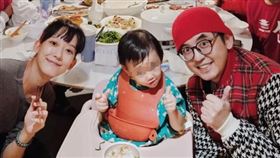  黃子佼（右）與孟耿如全家圍爐（圖／翻攝自臉書）