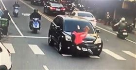 網紅回女童遭撞飛地調查　竟被違停男公審（圖／翻攝粉專）