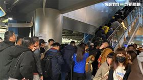 日本讀賣巨人交流賽今日於台北大巨蛋登場，場內擠滿人潮，手扶梯一度故障。（圖／記者楊晏琳攝影）
