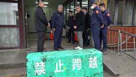 基隆市八堵分駐所上月29日晚間遭人開車衝撞，造成員警一死一傷，市長謝國樑除在當晚立即趕到醫院探視及關切，今天（3日）上午低調前往分駐所慰問其他員警，並指示警方要加強廳舍安全設施，避免悲劇重演。