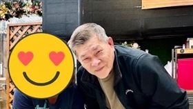 澎恰恰在朋友新開火鍋店與民眾合照（圖／翻攝自臉書）