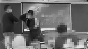 北市一名男高中生日前因情緒不穩影響老師上課，遭到老師出言勸誡，不料男高中竟出拳毆打老師，還向老師比中指、丟擲板擦，有同學以手機錄下整個過程PO網，揭發這起離譜事件。校方指出，當事學生是一名特教生，與該生家長討論後，已請該生先在家中休息、採遠距教學，待其情緒穩定後再回學校上課。