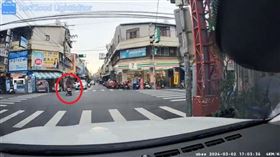 台中大里一名婦人棄置嬰兒車在十字路口。（圖／翻攝自臉書大里人聊天室2.0）