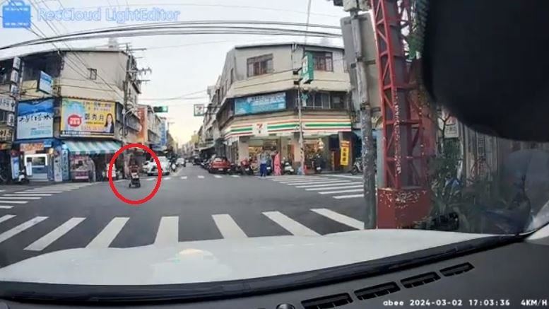 台中婦切西瓜過馬路　下秒棄嬰兒車跑走