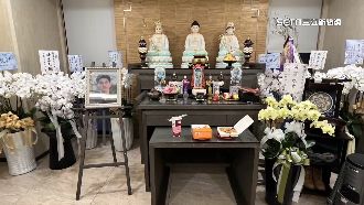 獨／遺照選警專畢照　高中同學寫卡片送別