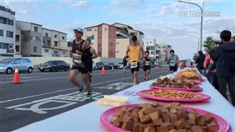 古都馬拉松開跑！小吃補給站　烤全雞誘人