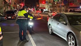 台南酒駕防制獲警政署評比第一台南市警察局獲內政部警政署肯定為民國112年「防制酒後駕車工作督導考核計畫」評比第一名，也是台南連續3年獲六都評比第一。圖為台南警方執行酒駕臨檢工作情形。（台南市警察局提供）中央社記者楊思瑞台南傳真  113年1月31日