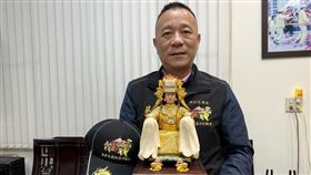 苗栗縣通霄鎮白沙屯拱天宮媽祖往北港進香活動18日啟程，為慶祝報名人數突破16萬人，雲林至善文化協會執行長蔡銘貴（圖）與北港金德興銀樓合作，以抽獎方式贈送1尊交趾陶媽祖及2頂木製迷你神轎。中央社記者姜宜菁攝 113年3月3日