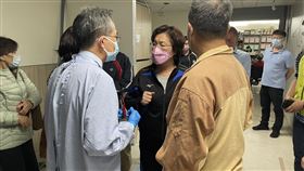 王惠美２／２２到醫院探視車禍小姊妹　（圖／翻攝自彰化縣府）