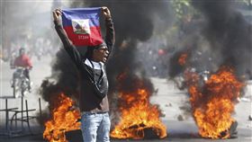 海地最大幫派首領尋求推翻總理亨利（Ariel Henry），首都太子港頻傳動亂。（圖／美聯社／達志影像）