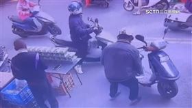 獨家／「一陣風」颳走千元鈔　飄落車上被騎士撿走