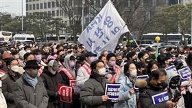 韓國醫師上街抗議大韓醫師協會非常對策委員會3日下午舉行全國醫師總動員大會，除年輕住院醫生、醫學生外，也有許多資深醫生到場支持。中央社記者廖禹揚首爾攝 113年3月3日