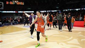 周儀翔投進絕殺三分彈，帶領球隊逆轉勇士。（圖／桃園璞園領航猿提供）