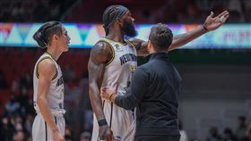 新北國王曼尼高因為比中指挨罰1.5萬還被禁賽1場。（圖／PLG聯盟提供）