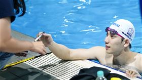 王冠閎比完在恢復池慢游時就有粉絲請他簽名。（圖／中華民國游泳協會提供）