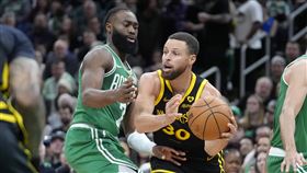 ▲柯瑞（Stephen Curry）全場只進2球，勇士慘輸塞爾提克52分。（圖／美聯社／達志影像）