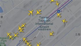 APP上顯示有許多飛機在桃園機場等候飛行。（圖／翻攝自flightradar24）