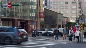 斑馬線/行人（記者陳弋攝影）