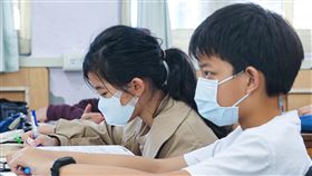 深坑火警異味飄  木柵國小學童戴口罩上課（1）新北深坑20日火警導致刺鼻異味擴散至雙北，台北市文山區木柵國小21日讓學生戴著口罩上課。中央社記者鄭清元攝  113年2月21日