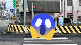 桃園市中壢區斑馬線被高架橋墩擋住。（圖／翻攝自臉書路上觀察學院）