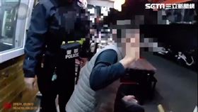 北市李男攜帶鎮暴槍前往南機場夜市熱炒店吃火鍋遭逮。（圖／翻攝畫面）