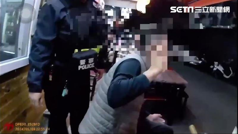 持鎮暴槍夜市吃火鍋 他還朝警比不雅手勢