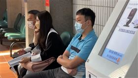  3/4偽造文書案再開庭，5億高中生案，夏男又穿同一件藍色POLO衫，頭髮剪短，出庭(圖／翻攝畫面)