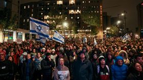 數以千計以色列人今天抵達耶路撒冷，希望向政府施壓，確保被囚於加薩走廊的人質獲釋。（圖／路透社／達志影像）