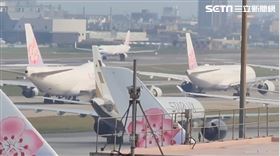 桃園機場進行南跑道年度歲修，造成航班大規模延誤，目前仍有許多飛機排隊飛行，機場公司總經理范孝倫親上火線說明。（圖／資料畫面）