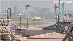 桃園機場進行南跑道年度歲修，造成航班大規模延誤，目前仍有許多飛機排隊飛行，機場公司總經理范孝倫親上火線說明。（圖／資料畫面）