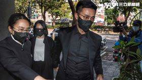 許雅鈞（右）牽小S步入許慶祥靈堂（圖／記者楊澍攝）