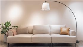 ▲若室內空間已有基礎佈局，軟裝設計師會藉由各式家具結合空間的使用需求，打造兼具美觀與高CP值的裝潢風格。（圖/「DURI 度日軟裝」提供）