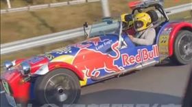 國道3號台南關廟路段日前出現一輛真實版瑪利歐賽車，有民眾見狀以手機拍下影片，並分享至社群平台，引起熱議。國道警方指出，經查證，該車廠牌、顏色均與註登資料相符，從影片中並未發現違規事項。