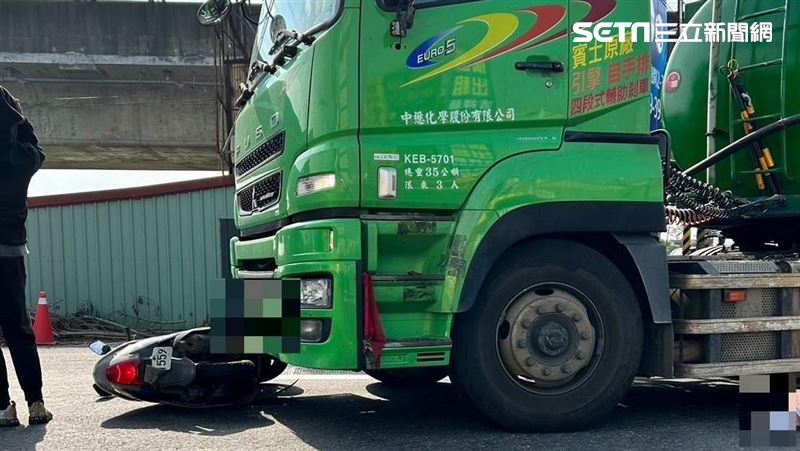 71歲翁遭油罐車輾斃　孫趕到哭著通知親友