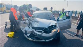 國三竹山段，南雲交流道，車禍3傷，77歲李男失控追撞，銀色轎車失控轉180度，兩度撞擊(圖／翻攝畫面)