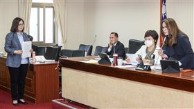 金門快艇案　管碧玲立院專題報告（3）立法院內政委員會4日邀請海洋委員會主委管碧玲（左）等進行「金門撞船案：翻船執法過程及後續處理」專題報告並備質詢。右為無黨籍立委、內政委員會召委高金素梅。中央社記者鄭清元攝  113年3月4日