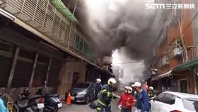 台北市萬大路一棟公寓二樓竄出火煙，警消急射水灌救。（圖／翻攝畫面）