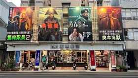 全美戲院的電影看板畫師顏振發也特別幫《青春18x2 通往有你的旅程》畫海報。（圖／翻滾吧男孩電影有限公司 提供）