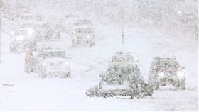 強大冰風暴來襲，加州大批車子被卡在半路。（圖／路透社／達志影像）