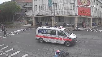 救護車鳴笛載病患送醫　騎士路口慘撞噴飛