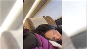 女大生搭高鐵睡著！全程躺陌生男肩膀　超甜後續曝（圖／翻攝自微博）
