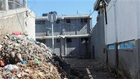 海地幫派夜襲太子港主要監獄，該監獄被毀、大量囚犯集體越獄。（圖／路透社／達志影像）