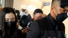 范瑋琪（左）與黑人前往弔唁（圖／記者楊澍攝）