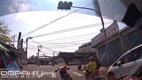 雲林一名阿嬤騎車行經北港一處路口停等紅燈時，突然棄車緩步走向路旁一家賣燒仙草的店家，後方車輛和路人全都傻眼，店家老闆發現後，才急忙跑出來把車牽離，離譜行徑全被後車行車紀錄器拍下，畫面曝光後引起網友熱議。