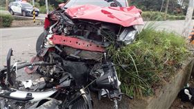 無照雙載碰撞闖紅燈車！驚悚畫面曝光　17歲少年不治身亡（圖／讀者提供）